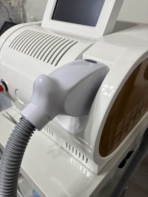 業務用脱毛機「中国製：某ジムと同じマシン？」ランプ交換のご依頼